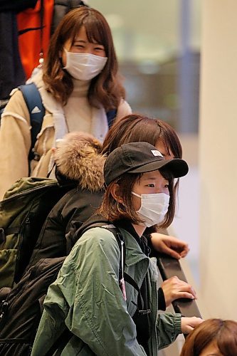 JOHN WOODS / WINNIPEG FREE PRESS
Masked passengers arrive at Winnipeg Airport Monday, February 26, 2018.