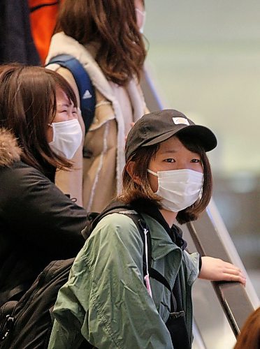 JOHN WOODS / WINNIPEG FREE PRESS
Masked passengers arrive at Winnipeg Airport Monday, February 26, 2018.