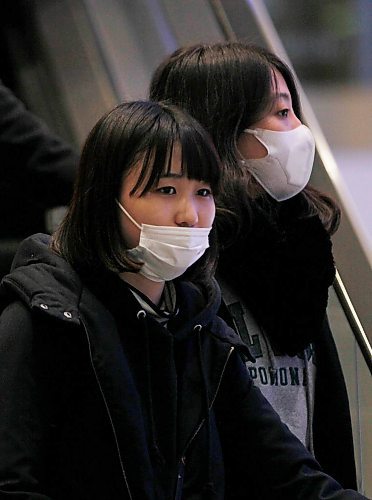 JOHN WOODS / WINNIPEG FREE PRESS
Masked passengers arrive at Winnipeg Airport Monday, February 26, 2018.