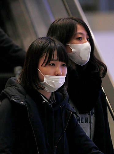 JOHN WOODS / WINNIPEG FREE PRESS
Masked passengers arrive at Winnipeg Airport Monday, February 26, 2018.