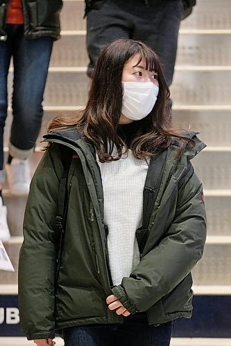 JOHN WOODS / WINNIPEG FREE PRESS
Masked passengers arrive at Winnipeg Airport Monday, February 26, 2018.