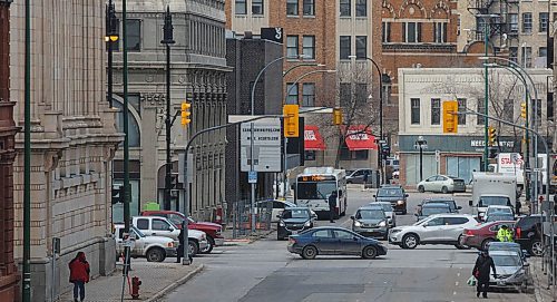 MIKE DEAL / WINNIPEG FREE PRESS
A Winnipeg Transit bus in downtown traffic.
180329 - Thursday, March 29, 2018.