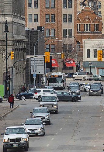 MIKE DEAL / WINNIPEG FREE PRESS
A Winnipeg Transit bus in downtown traffic.
180329 - Thursday, March 29, 2018.