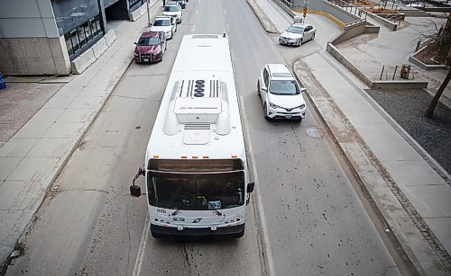 MIKE DEAL / WINNIPEG FREE PRESS
A Winnipeg Transit bus in downtown traffic.
180329 - Thursday, March 29, 2018.