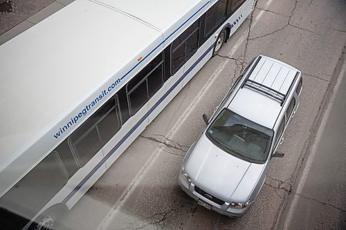 MIKE DEAL / WINNIPEG FREE PRESS
A Winnipeg Transit bus in downtown traffic.
180329 - Thursday, March 29, 2018.