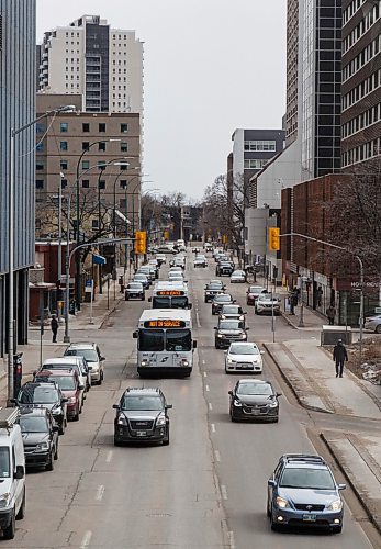 MIKE DEAL / WINNIPEG FREE PRESS
A Winnipeg Transit bus in downtown traffic.
180329 - Thursday, March 29, 2018.