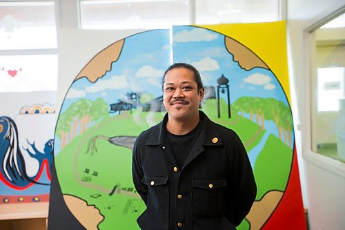 MIKAELA MACKENZIE / WINNIPEG FREE PRESS
Pat Lazo, artist, poses in front of a mural as part of the Community Mural Mentorship in Winnipeg on Thursday, March 29, 2018. The program saw professional artists engage with local youth and families in the North End to create two collaborative murals that reflect their communities.
Mikaela MacKenzie / Winnipeg Free Press 29, 2018.