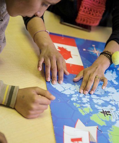 MIKE DEAL / WINNIPEG FREE PRESS
Youth new to Canada, many government sponsored of Yazidi background, take part in learning about the geography of Canada in a prep for Canadian schools class at NEEDS Inc. on Thursday.
180329 - Thursday, March 29, 2018.