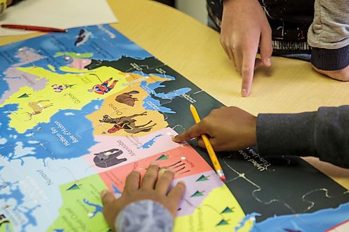 MIKE DEAL / WINNIPEG FREE PRESS
Youth new to Canada, many government sponsored of Yazidi background, take part in learning about the geography of Canada in a prep for Canadian schools class at NEEDS Inc. on Thursday.
180329 - Thursday, March 29, 2018.