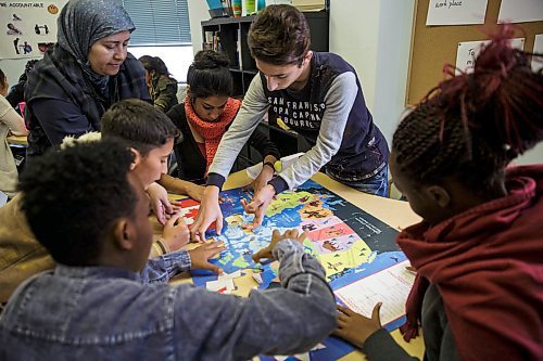 MIKE DEAL / WINNIPEG FREE PRESS
Youth new to Canada, many government sponsored of Yazidi background, take part in learning about the geography of Canada in a prep for Canadian schools class at NEEDS Inc. on Thursday.
180329 - Thursday, March 29, 2018.