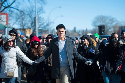 MIKAELA MACKENZIE / WINNIPEG FREE PRESS
Miguel Olave holds hands and walks during the Way of the Cross march near the St. Vital Catholic Church in Winnipeg on Friday, March 30, 2018. 
Mikaela MacKenzie / Winnipeg Free Press 30, 2018.