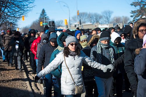 MIKAELA MACKENZIE / WINNIPEG FREE PRESS
Cindy Cordeiro sings and holds hands at the second station of the cross during the Way of the Cross march near the St. Vital Catholic Church in Winnipeg on Friday, March 30, 2018. 
Mikaela MacKenzie / Winnipeg Free Press 30, 2018.