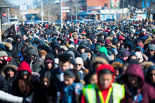 MIKAELA MACKENZIE / WINNIPEG FREE PRESS
Hundreds joined the Way of the Cross march near St. Vital Catholic Church in Winnipeg on Friday, March 30, 2018. 
Mikaela MacKenzie / Winnipeg Free Press 30, 2018.