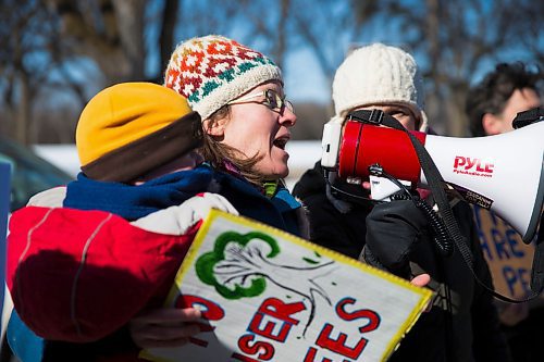 MIKAELA MACKENZIE / WINNIPEG FREE PRESS
Noelle DePape and her 16-month-old son, Mic, protest the fee-based model that will take effect in the new gardens while standing outside the Assiniboine Park Conservatory  in Winnipeg on Saturday, March 31, 2018. This was the last day the conservatory was open, and many visitors came to say their last goodbyes.
Mikaela MacKenzie / Winnipeg Free Press 31, 2018.