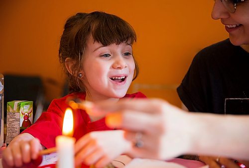 MIKAELA MACKENZIE / WINNIPEG FREE PRESS
Artis Gray, five, and her mother, Courtney Myron, participate in a Pysanka (Ukrainian Easter egg) workshop held at the Westminister Housing Co-op in Winnipeg on Saturday, March 31, 2018.
Mikaela MacKenzie / Winnipeg Free Press 31, 2018.