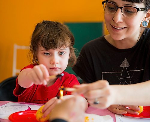 MIKAELA MACKENZIE / WINNIPEG FREE PRESS
Artis Gray, five, and her mother, Courtney Myron, participate in a Pysanka (Ukrainian Easter egg) workshop held at the Westminister Housing Co-op in Winnipeg on Saturday, March 31, 2018.
Mikaela MacKenzie / Winnipeg Free Press 31, 2018.