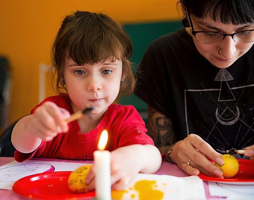 MIKAELA MACKENZIE / WINNIPEG FREE PRESS
Artis Gray, five, and her mother, Courtney Myron, participate in a Pysanka (Ukrainian Easter egg) workshop held at the Westminister Housing Co-op in Winnipeg on Saturday, March 31, 2018.
Mikaela MacKenzie / Winnipeg Free Press 31, 2018.