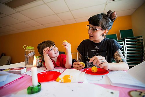 MIKAELA MACKENZIE / WINNIPEG FREE PRESS
Artis Gray, five, and her mother, Courtney Myron, participate in a Pysanka (Ukrainian Easter egg) workshop held at the Westminister Housing Co-op in Winnipeg on Saturday, March 31, 2018.
Mikaela MacKenzie / Winnipeg Free Press 31, 2018.