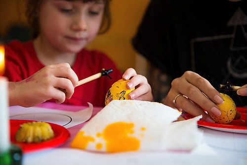 MIKAELA MACKENZIE / WINNIPEG FREE PRESS
Artis Gray, five, and her mother, Courtney Myron, participate in a Pysanka (Ukrainian Easter egg) workshop held at the Westminister Housing Co-op in Winnipeg on Saturday, March 31, 2018.
Mikaela MacKenzie / Winnipeg Free Press 31, 2018.