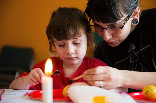 MIKAELA MACKENZIE / WINNIPEG FREE PRESS
Artis Gray, five, and her mother, Courtney Myron, participate in a Pysanka (Ukrainian Easter egg) workshop held at the Westminister Housing Co-op in Winnipeg on Saturday, March 31, 2018.
Mikaela MacKenzie / Winnipeg Free Press 31, 2018.