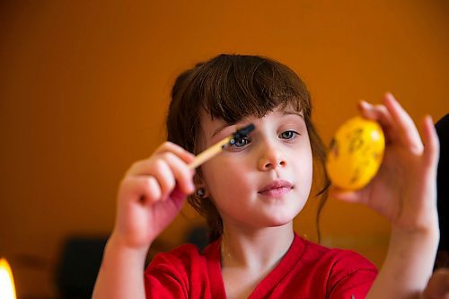 MIKAELA MACKENZIE / WINNIPEG FREE PRESS
Artis Gray, five examines her work in a Pysanka (Ukrainian Easter egg) workshop held at the Westminister Housing Co-op in Winnipeg on Saturday, March 31, 2018.
Mikaela MacKenzie / Winnipeg Free Press 31, 2018.