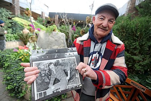 TREVOR HAGAN / WINNIPEG FREE PRESS
Hannon Bell, holding modelling photos that he posed for in 1978 for either Eatons or The Bay that were taking inside the Assiniboine Park Conservatory, Sunday, April 1, 2018.