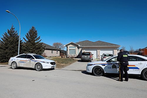 RUTH BONNEVILLE / WINNIPEG FREE PRESS

Home at #6 Parkwood Cove in Steinbach Manitoba where a double homicide was reported to the RCMP on Saturday.

See Carol Sanders story.


April 02,  2018
