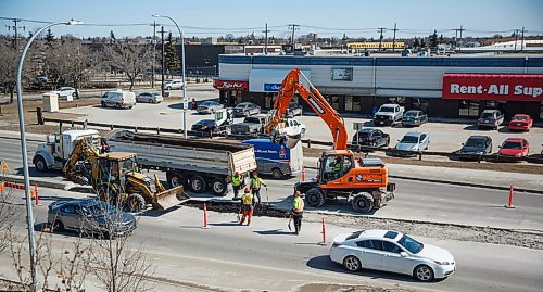 MIKE DEAL / WINNIPEG FREE PRESS
Construction has started on McPhillips Street just north of the CN Rail underpass, narrowing down directions of traffic to one lane each way.
180402 - Monday, April 02, 2018.