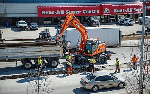 MIKE DEAL / WINNIPEG FREE PRESS
Construction has started on McPhillips Street just north of the CN Rail underpass, narrowing down directions of traffic to one lane each way.
180402 - Monday, April 02, 2018.