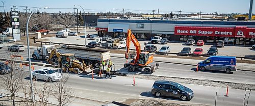 MIKE DEAL / WINNIPEG FREE PRESS
Construction has started on McPhillips Street just north of the CN Rail underpass, narrowing down directions of traffic to one lane each way.
180402 - Monday, April 02, 2018.