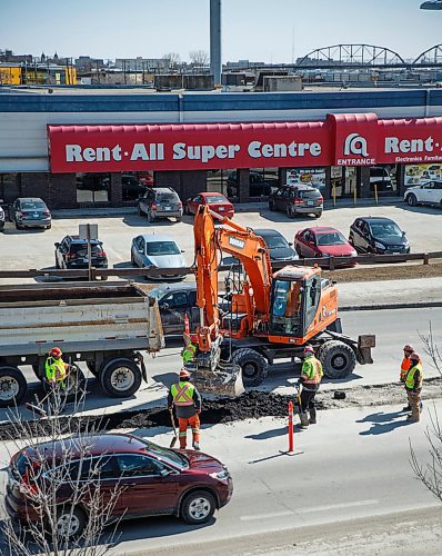 MIKE DEAL / WINNIPEG FREE PRESS
Construction has started on McPhillips Street just north of the CN Rail underpass, narrowing down directions of traffic to one lane each way.
180402 - Monday, April 02, 2018.