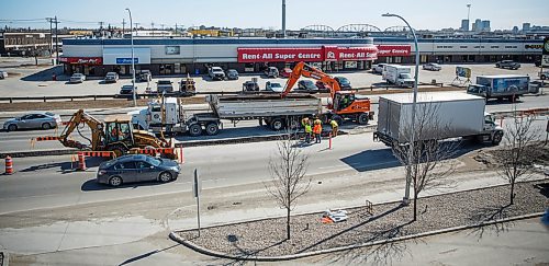 MIKE DEAL / WINNIPEG FREE PRESS
Construction has started on McPhillips Street just north of the CN Rail underpass, narrowing down directions of traffic to one lane each way.
180402 - Monday, April 02, 2018.