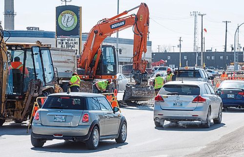 MIKE DEAL / WINNIPEG FREE PRESS
Construction has started on McPhillips Street just north of the CN Rail underpass, narrowing down directions of traffic to one lane each way.
180402 - Monday, April 02, 2018.