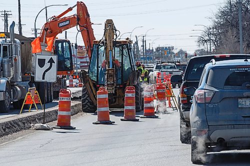 MIKE DEAL / WINNIPEG FREE PRESS
Construction has started on McPhillips Street just north of the CN Rail underpass, narrowing down directions of traffic to one lane each way.
180402 - Monday, April 02, 2018.