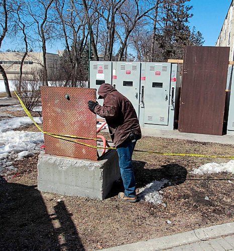 BORIS MINKEVICH / WINNIPEG FREE PRESS
Classes at some of the buildings at U of M were cancelled because of a power outage. Here is a photo of some electrical equipment outside a residence building on campus. U of M electrician, who wanted to remain anonymous, checks in an electrical access point. RYAN THORPE STORY April 2, 2018