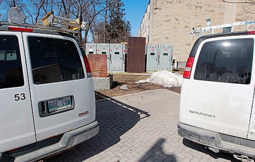 BORIS MINKEVICH / WINNIPEG FREE PRESS
Classes at some of the buildings at U of M were cancelled because of a power outage. Here is a photo of some electrical equipment outside a residence building on campus. RYAN THORPE STORY April 2, 2018