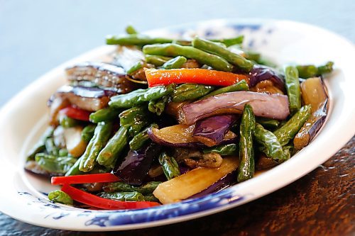 JOHN WOODS / WINNIPEG FREE PRESS
Egg plant with green beans at the Summer Palace Monday, April 2, 2018.