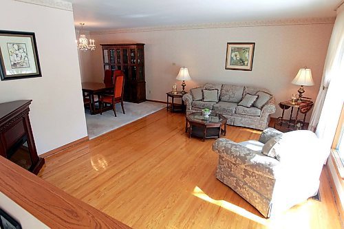 BORIS MINKEVICH / WINNIPEG FREE PRESS
RESALE HOME - 637 Kilkenny Drive in Fort Richmond. Realtor Eric Neumann. Living room that spills int the dining room. TODD LEWYS STORY April 3, 2018