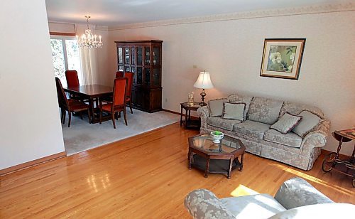 BORIS MINKEVICH / WINNIPEG FREE PRESS
RESALE HOME - 637 Kilkenny Drive in Fort Richmond. Realtor Eric Neumann. Living room that rolls into the dinning room. TODD LEWYS STORY April 3, 2018