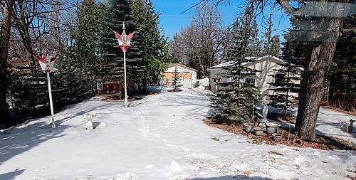 BORIS MINKEVICH / WINNIPEG FREE PRESS
RESALE HOME - 637 Kilkenny Drive in Fort Richmond. Realtor Eric Neumann. Extremely large back yard with double garage and shed. TODD LEWYS STORY April 3, 2018