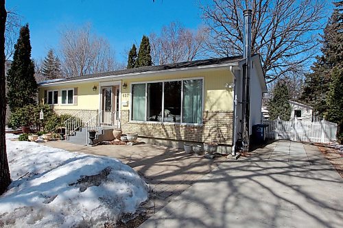 BORIS MINKEVICH / WINNIPEG FREE PRESS
RESALE HOME - 637 Kilkenny Drive in Fort Richmond. Realtor Eric Neumann. TODD LEWYS STORY April 3, 2018