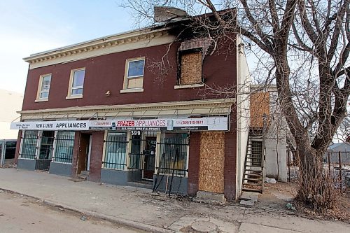 BORIS MINKEVICH / WINNIPEG FREE PRESS
NEWS FOLLOW - 399 Selkirk Ave. where fire happened yesterday.  April 4, 2018