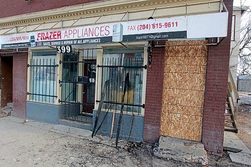 BORIS MINKEVICH / WINNIPEG FREE PRESS
NEWS FOLLOW - 399 Selkirk Ave. where fire happened yesterday.  April 4, 2018