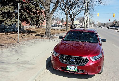 BORIS MINKEVICH / WINNIPEG FREE PRESS
Glenlawn Collegiate file photos. This is what appears, but not confirmed, to be an unmarked police car parked at the school. April 4, 2018