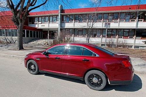 BORIS MINKEVICH / WINNIPEG FREE PRESS
Glenlawn Collegiate file photos. This is what appears, but not confirmed, to be an unmarked police car parked at the school. April 4, 2018