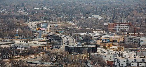MIKE DEAL / WINNIPEG FREE PRESS
The Disraeli Freeway seen from the 27th floor of the Richardson Building at Winnipeg's Portage and Main.
180404 - Wednesday, April 04, 2018.