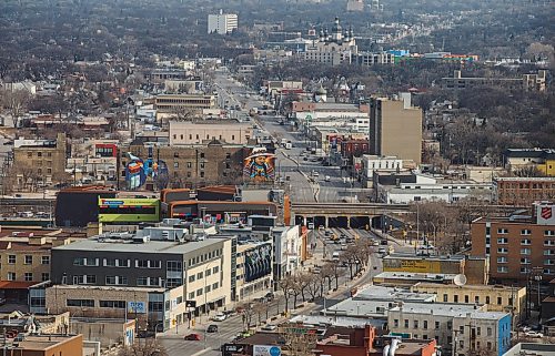 MIKE DEAL / WINNIPEG FREE PRESS
Main Street and the Higgins underpass seen from the 27th floor of the Richardson Building at Winnipeg's Portage and Main.
180404 - Wednesday, April 04, 2018.