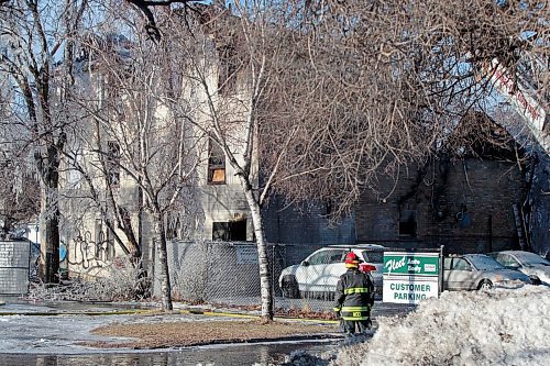 BORIS MINKEVICH / WINNIPEG FREE PRESS
Scene photos from "Murder Mansion". Fire started in the abandoned building early this morning. 600 block of Balmoral between Cumberland and Notre Dame. April 5, 2018