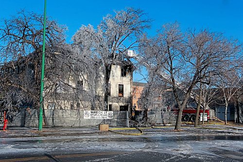 BORIS MINKEVICH / WINNIPEG FREE PRESS
Scene photos from "Murder Mansion". Fire started in the abandoned building early this morning. 600 block of Balmoral between Cumberland and Notre Dame. April 5, 2018