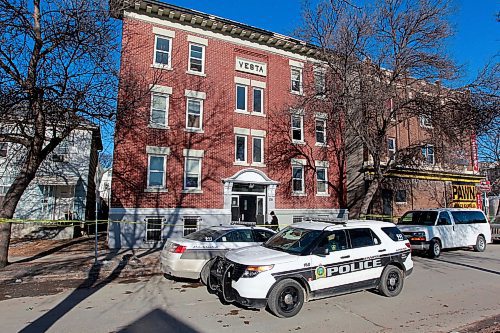 BORIS MINKEVICH / WINNIPEG FREE PRESS
Police crime scene at 578 Agnes Street, near Sargent Ave. Apartment block. April 5, 2018